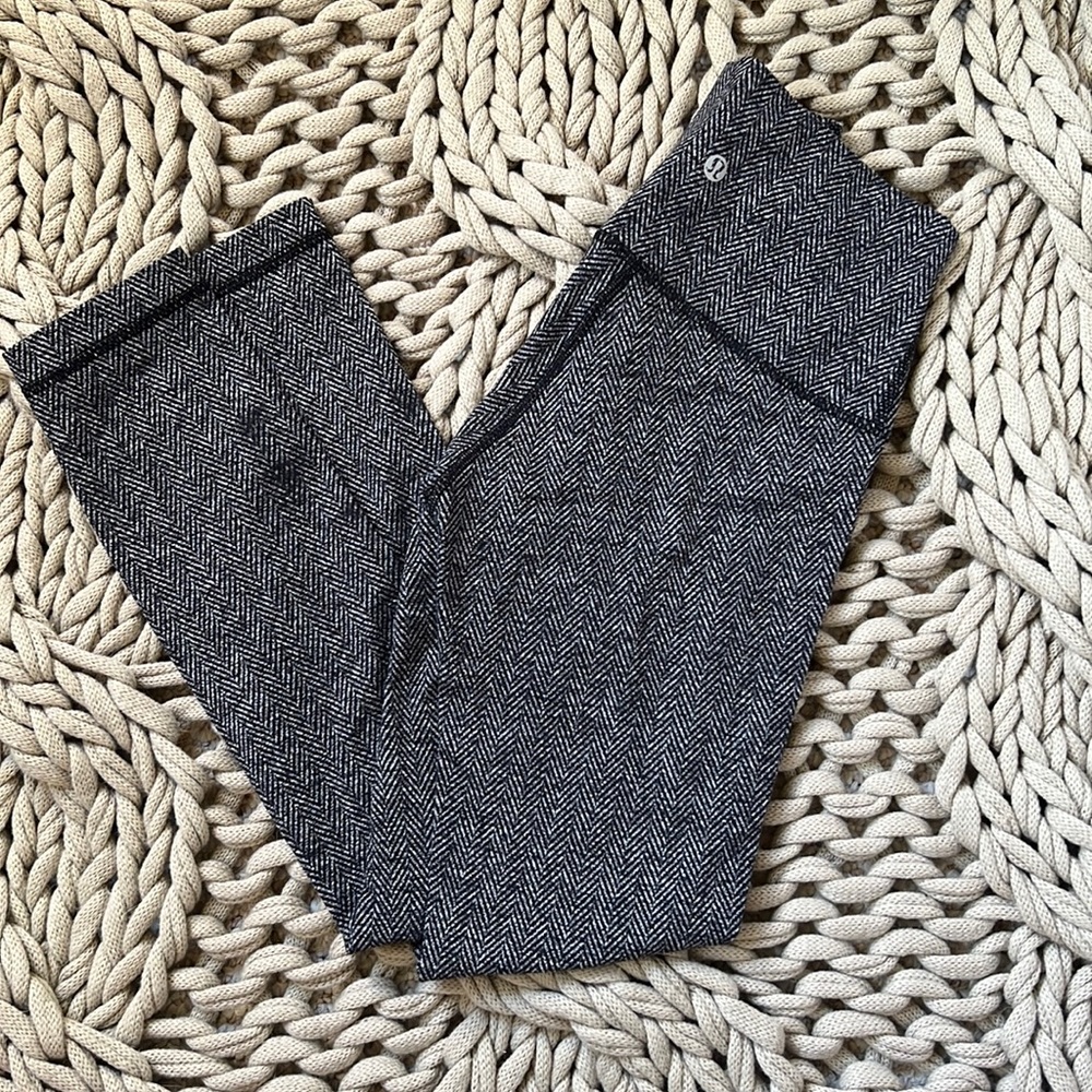 Lululemon black and grey cropped chevron leggings